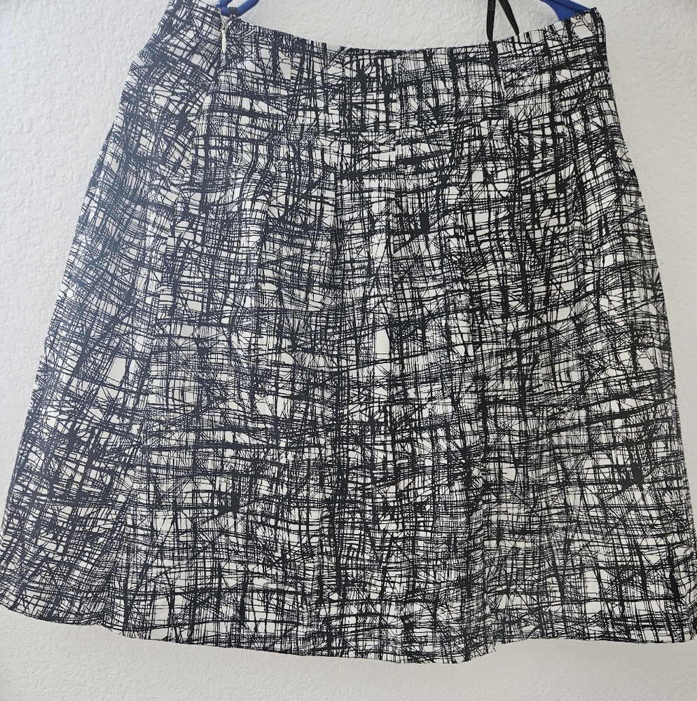 Euc Calvin KLEIN Black and White Abstract Patterned Women's Skirt